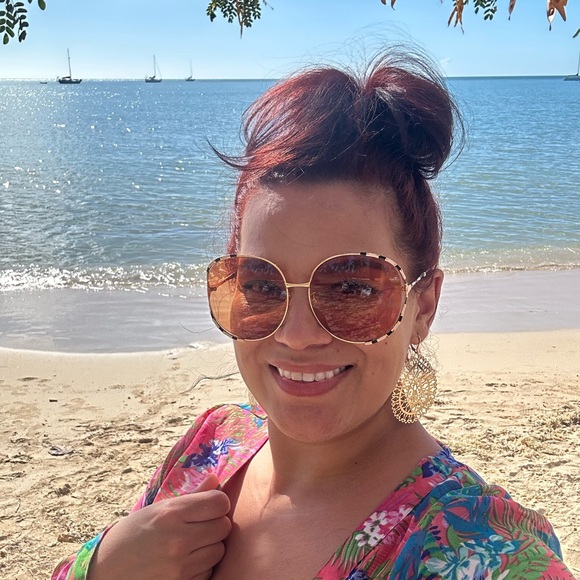 Meet your Posher, Fabiola - Picture 1 of 1